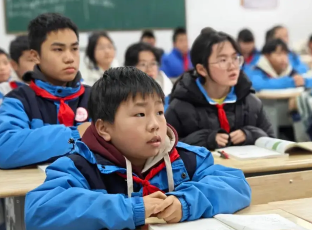 将课堂真实交还学生数学课上学生化身校园测量师实地测量