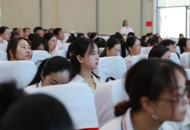 教师们则在专属课堂上快速把握从备课技巧到班级办理的实战秘籍