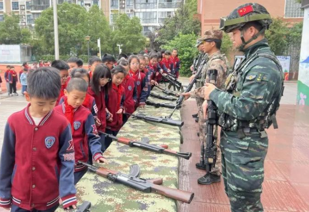 执旗进场全场肃立行礼凝视国旗肃穆氛围深深感染每一位师生