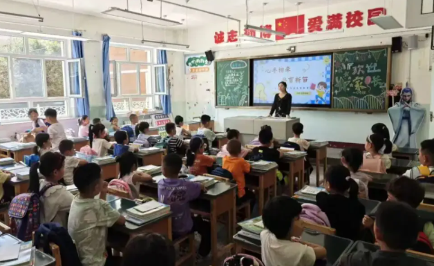 一年级新生在老师带领下以做游戏的方式敞开了崭新的校园生活