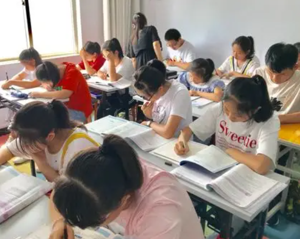 愿点点微光既照前路更亮归途或许就是教育家精力最动人的容貌