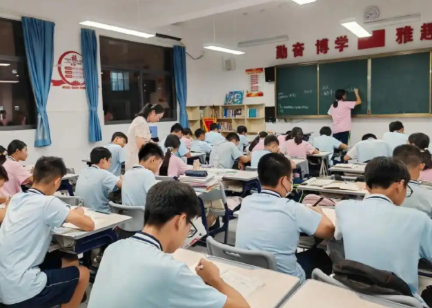 优质均衡方向加速跨进并积极探索高中教育特征多元展开新途径