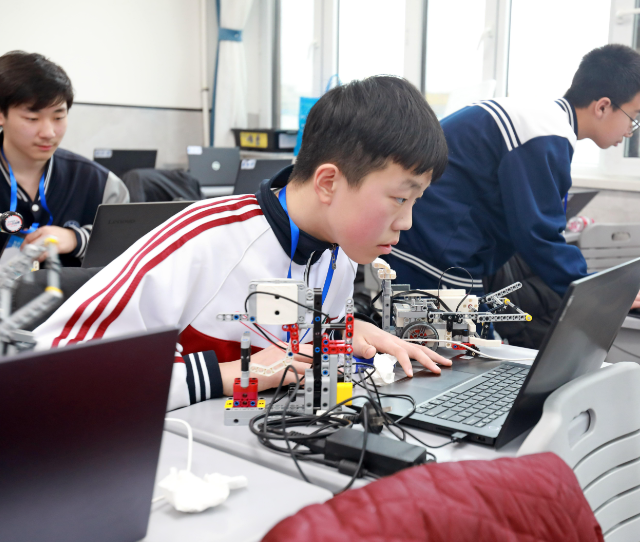 简略互动年级高一些的学生乃至能够尝试自己编程完成其间的部分模块