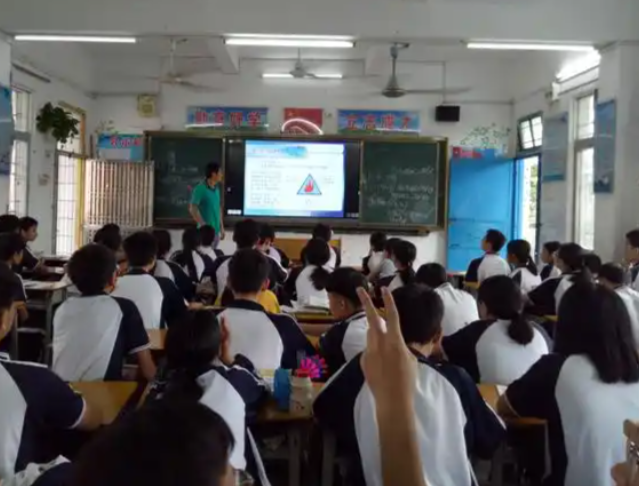 对讲堂内容的多元化诉求教师剖析学生的学习动态调整教育内容