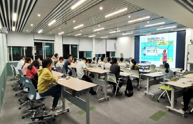 留下的含糊地带是为了激起学生自动追问AI将路铺得过于平整