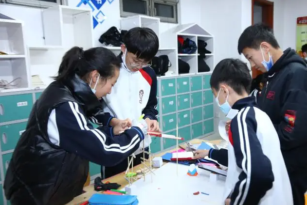 校园应着力打造一支契合层次教育要求的高水平双师型教师团队