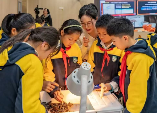 青少年在主动学习着手试验实践探求中科技梦想培养科技精神