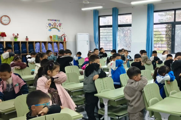 同学们接纳自我学会沟通以积极阳光的心态迎候新学期