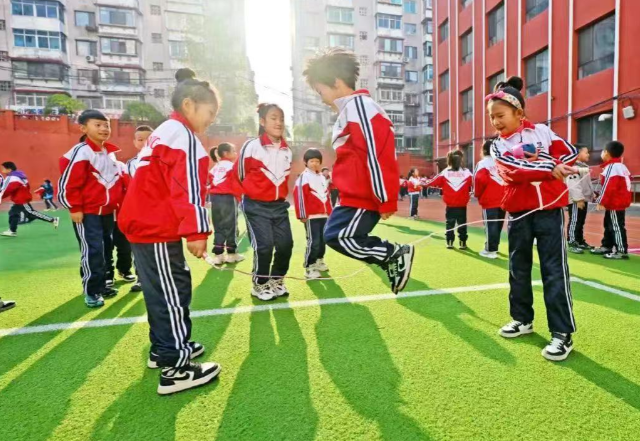 课间十五分钟不是简略地让孩子走出教室而是玩得好玩得安全 课间十五分钟不是简略地让孩子走出教室而是玩得好玩得安全