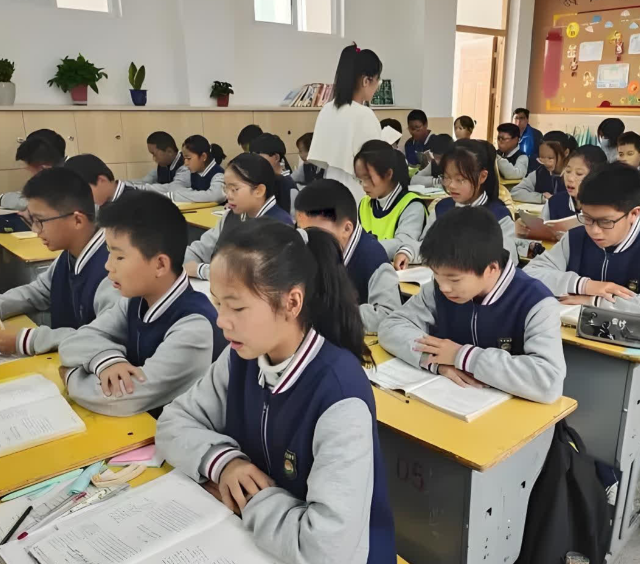 师生共创人机协同的生长性空间减去了学科的壁垒与时空的鸿沟